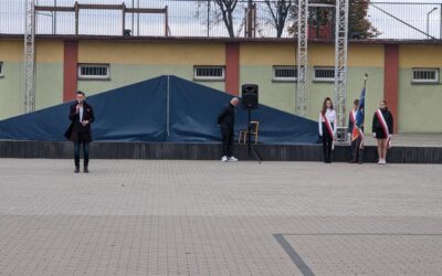 Szkoła do hymnu